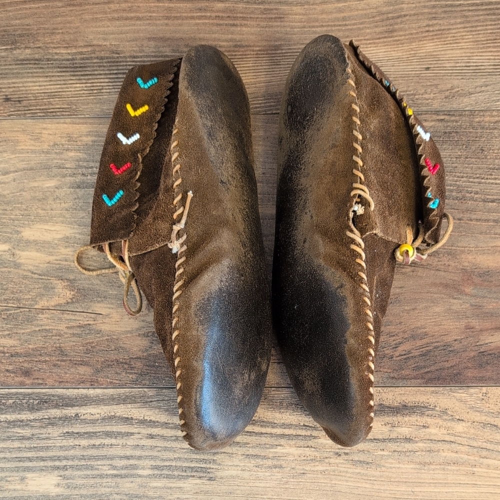 Minnetonka Brown Suede Beaded Whipstitched Moccasins Slip On Booties - Picture 3 of 8